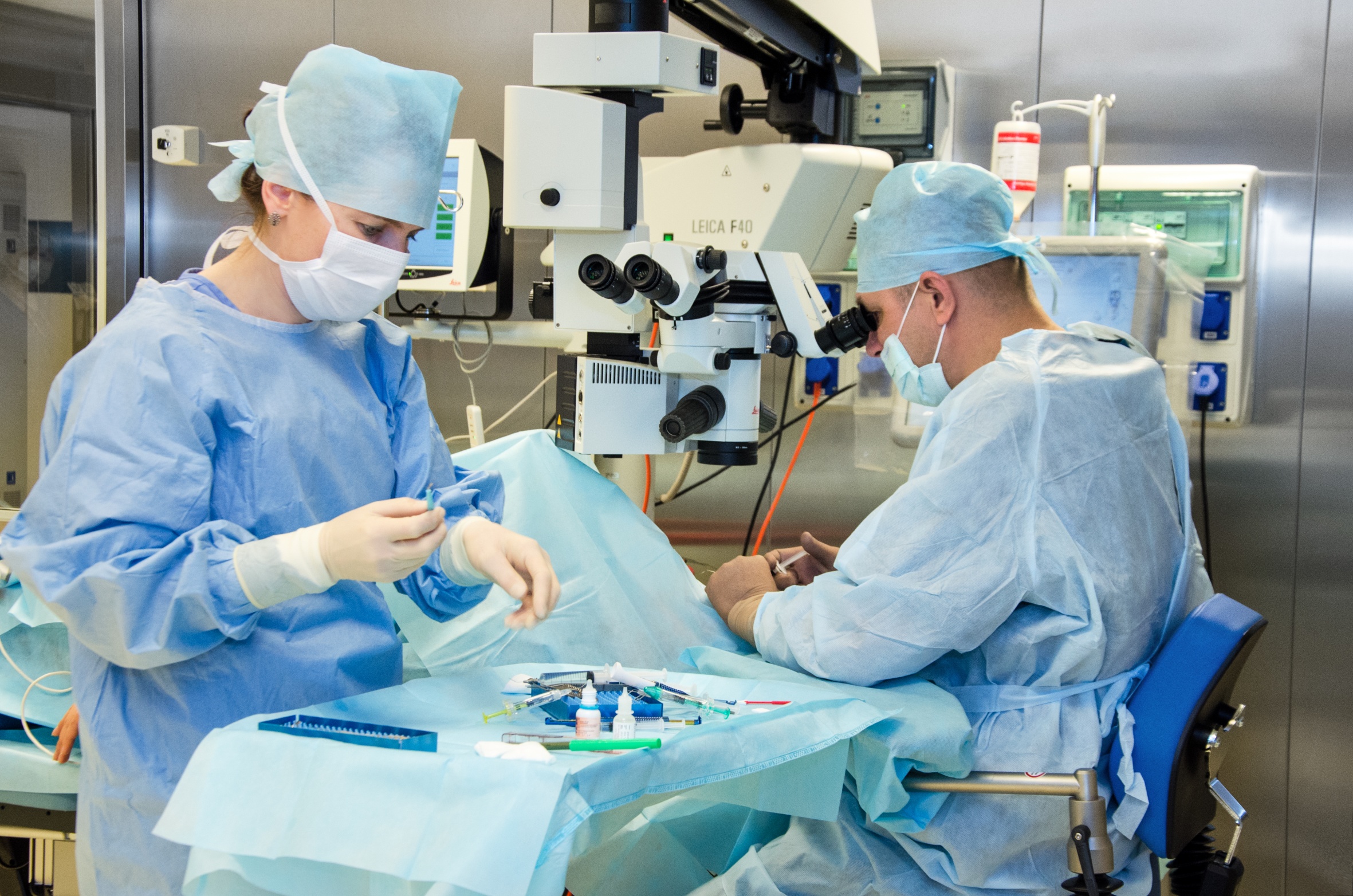 Какие есть операции на глаза. Микрохирургические операции. Офтальмология хирургия. Офтальмологическая операция.